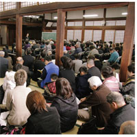 新年の霊地にあふれる祈り